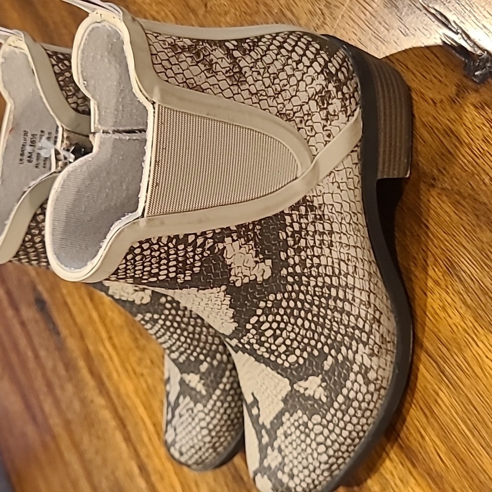 Lucky Brand ankle boots size 6. Western Animal Print